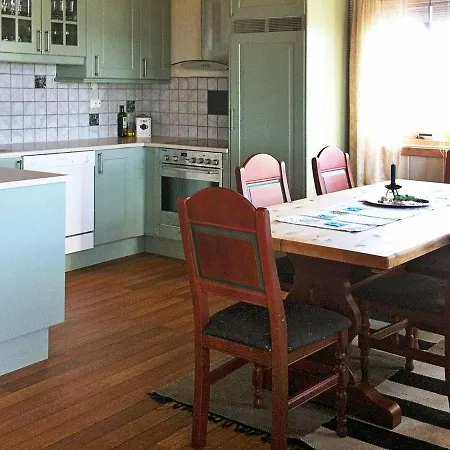 Casa vacanze Three-bedroom In Dyrvik *